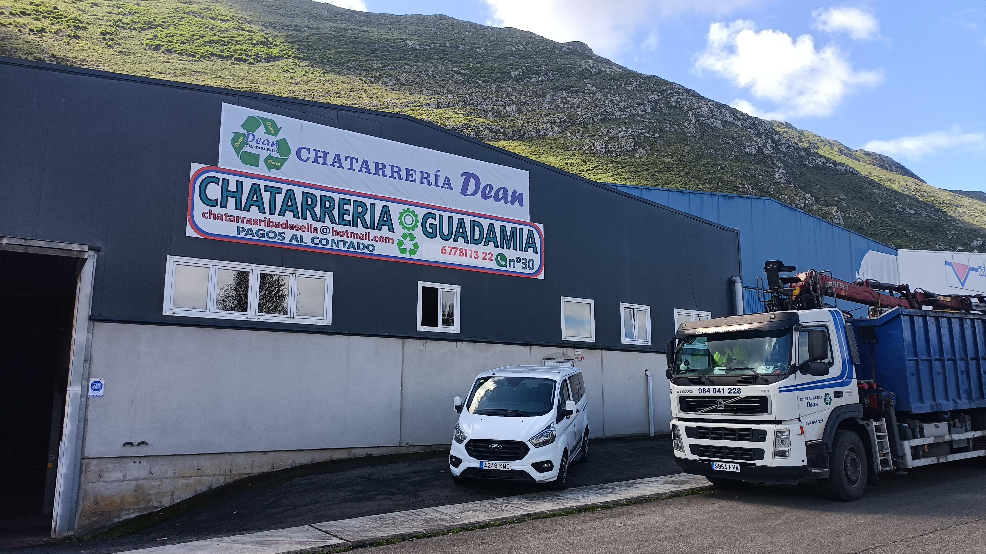 Hierros Y Metales Lb Guadamia entrada a nave con su letrero y camiones